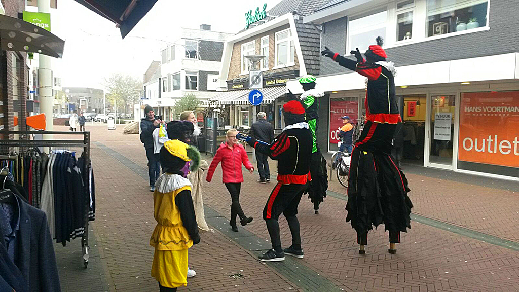 Vrolijke Pieten op Stelten