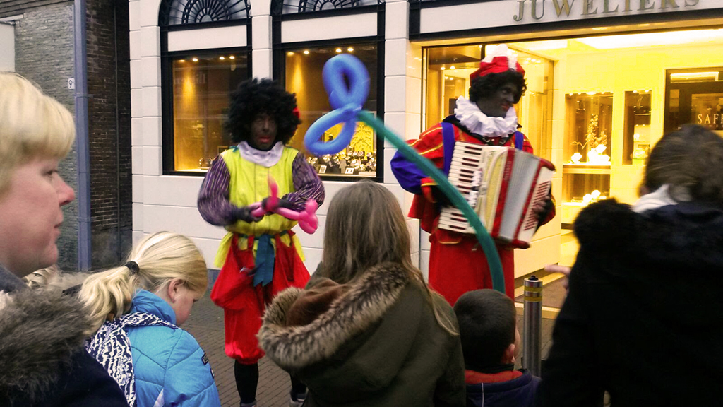 Vrolijke Pieten op Stelten